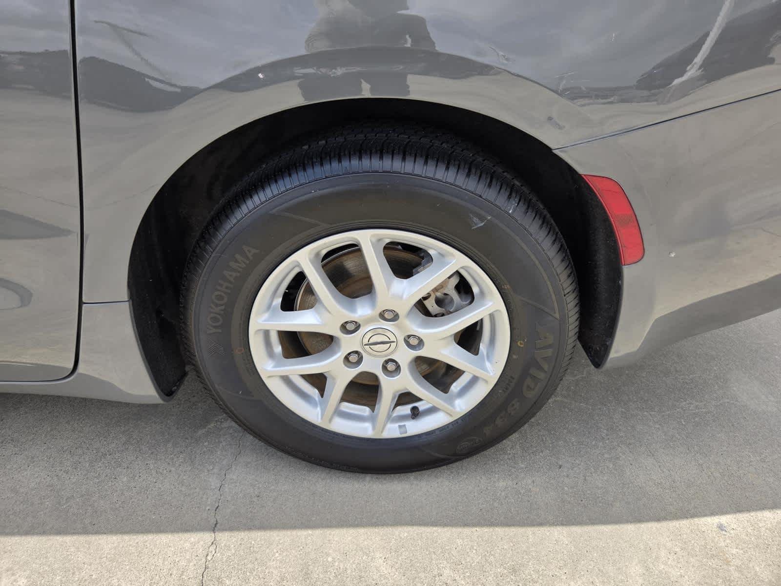Used 2022 Ceramic Gray Clearcoat Chrysler Touring L image 26