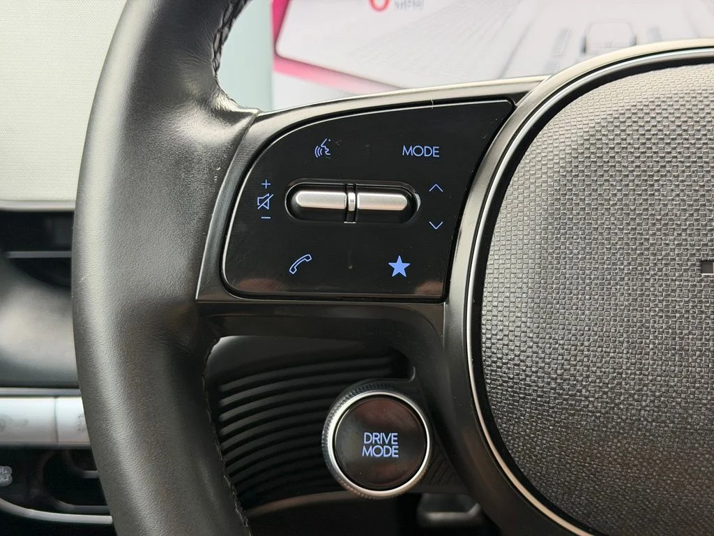 Used 2024 White Hyundai SEL image 17