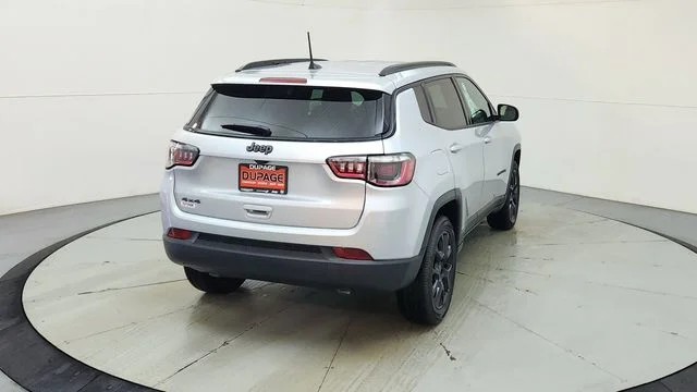 New 2026 Silver Zynith Metallic Clearcoat Jeep Latitude image 9