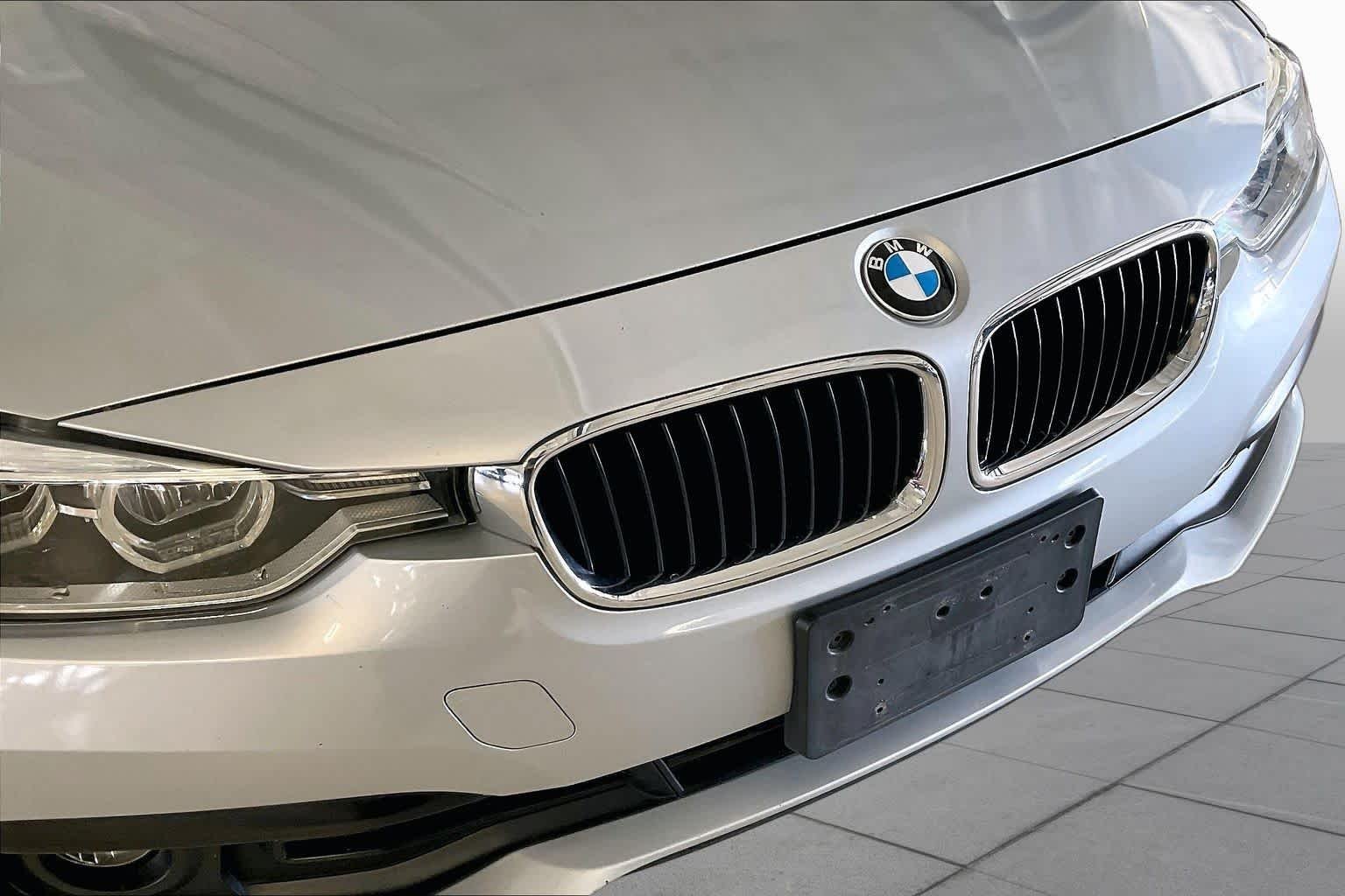 Used 2018 Glacier Silver Metallic BMW 320i image 30