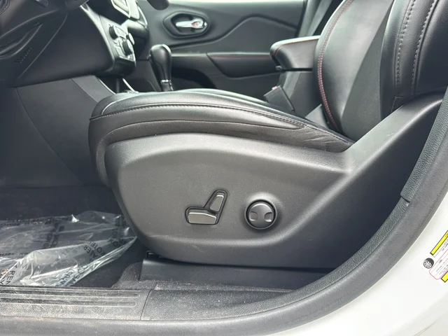 Used 2022 White Jeep Trailhawk image 18