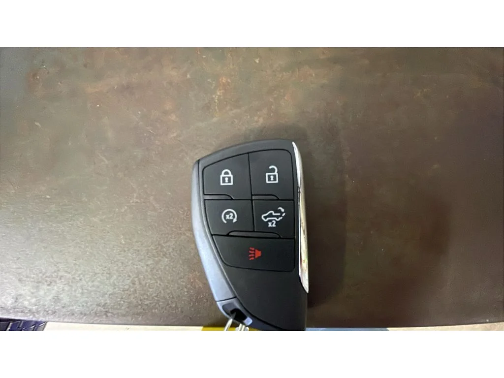 Used 2025 Summit White GMC AT4 image 18
