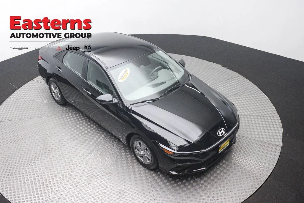 Used 2025 Black Hyundai SE image 3