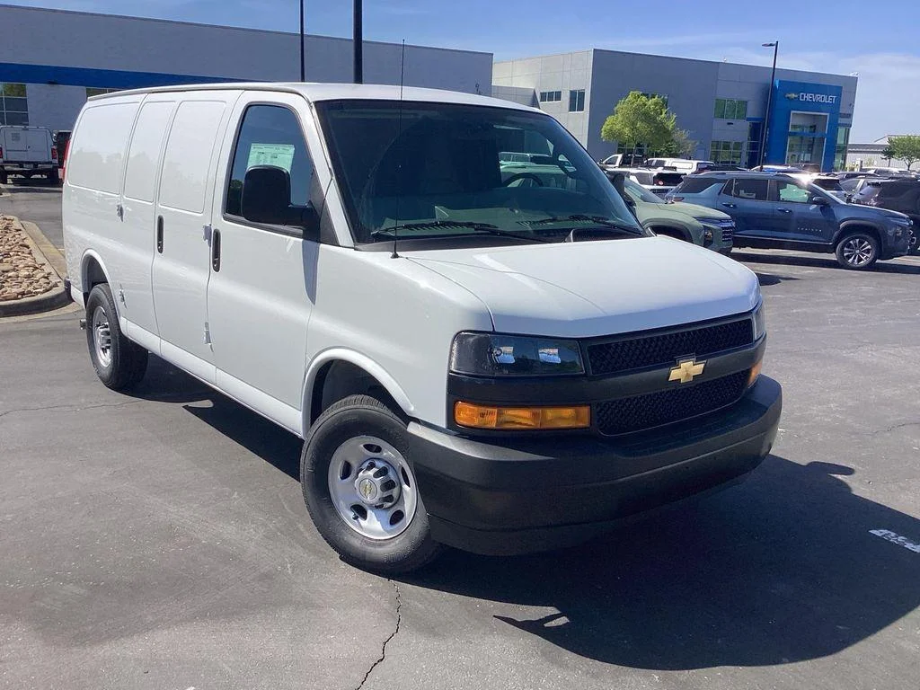 New 2026 Summit White Chevrolet WT image 8