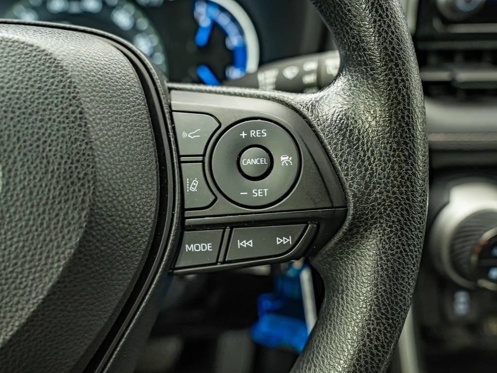 Used 2025 Ice Toyota LE image 20