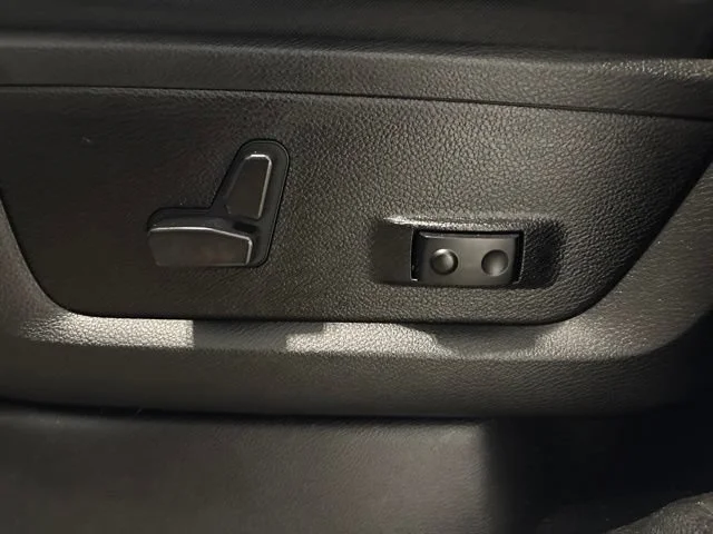Used 2023  Ram Laramie image 15