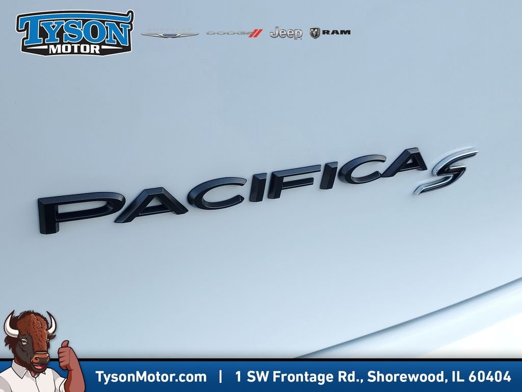 New 2026 Bright White Clear-Coat Exterior Paint Chrysler Limited image 5