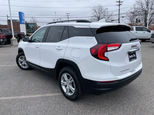 Used 2022 Summit White GMC SLE image 5