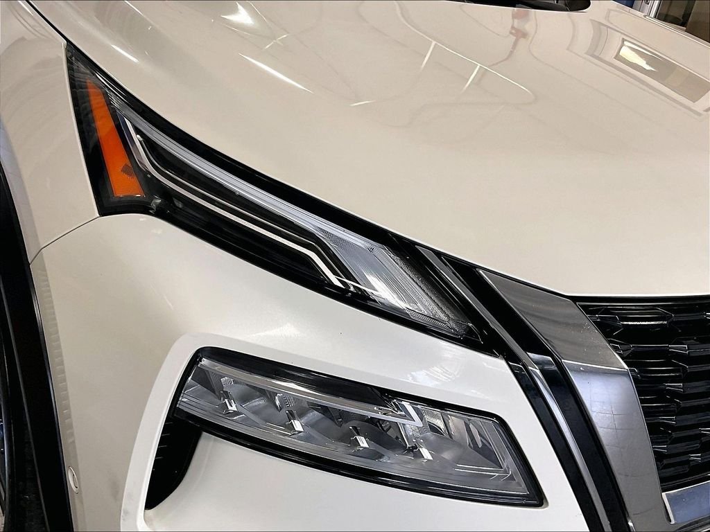 Used 2023 White Nissan Platinum image 33