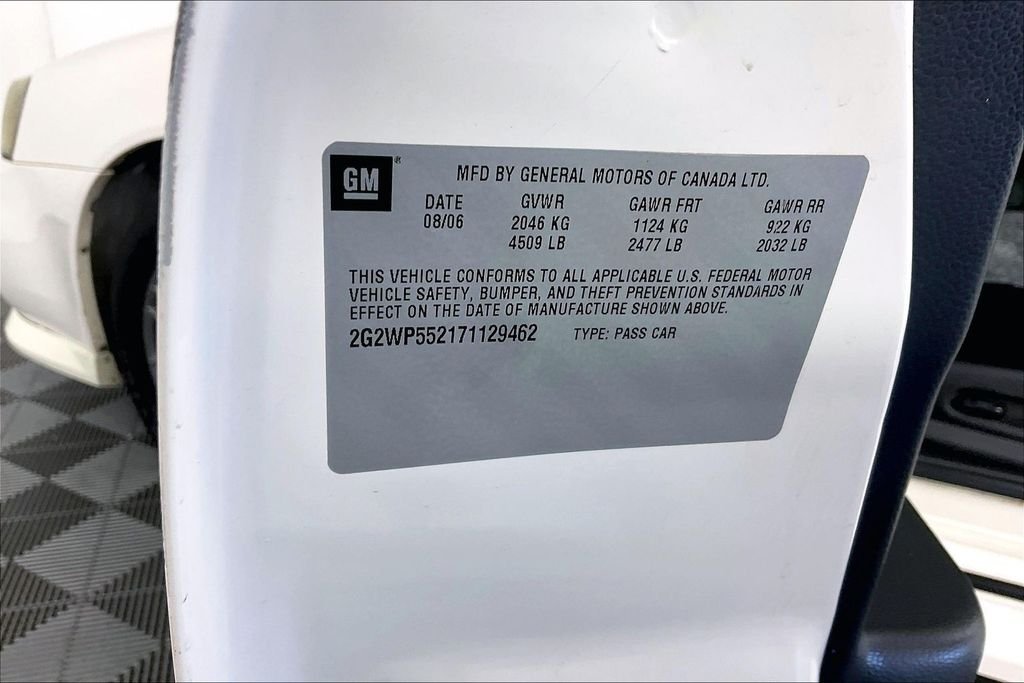 Used 2007 White Pontiac Base image 5