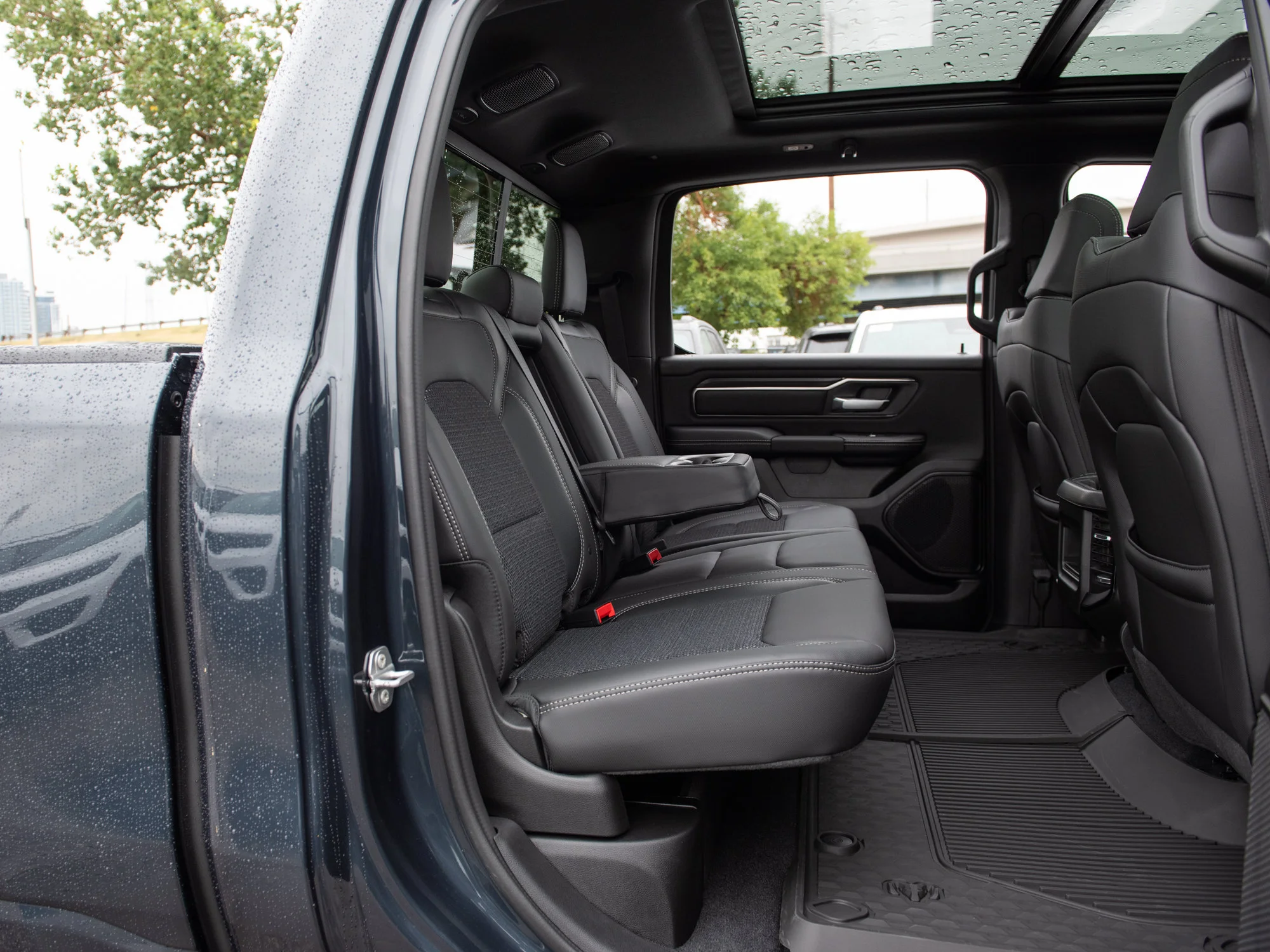New 2026 Blue RAM Sport* Crew Cab 4x4, HEMI V8, 3.92 Rear Axle Ratio, Panoramic Sunroof image 27