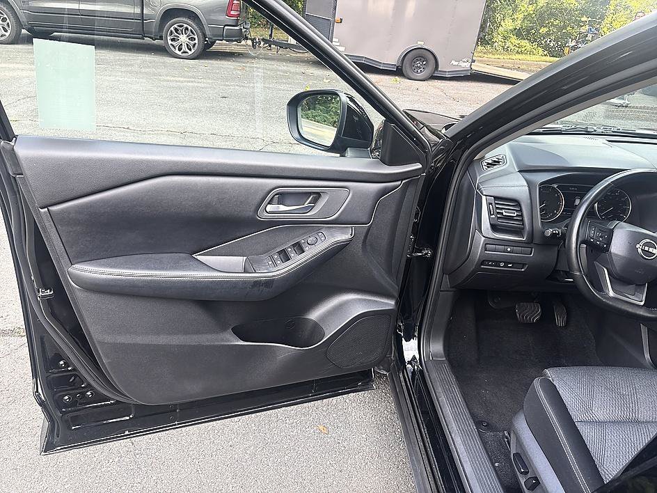 Used 2025 Super Black Nissan SV image 9
