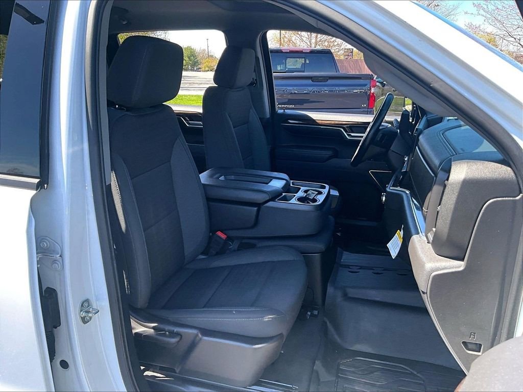 Used 2023 White GMC Elevation image 11
