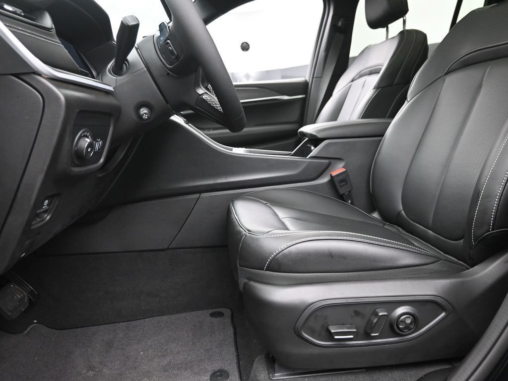 New 2026 Diamond Black Crystal Pearl-Coat Exterior Paint Jeep Limited image 19