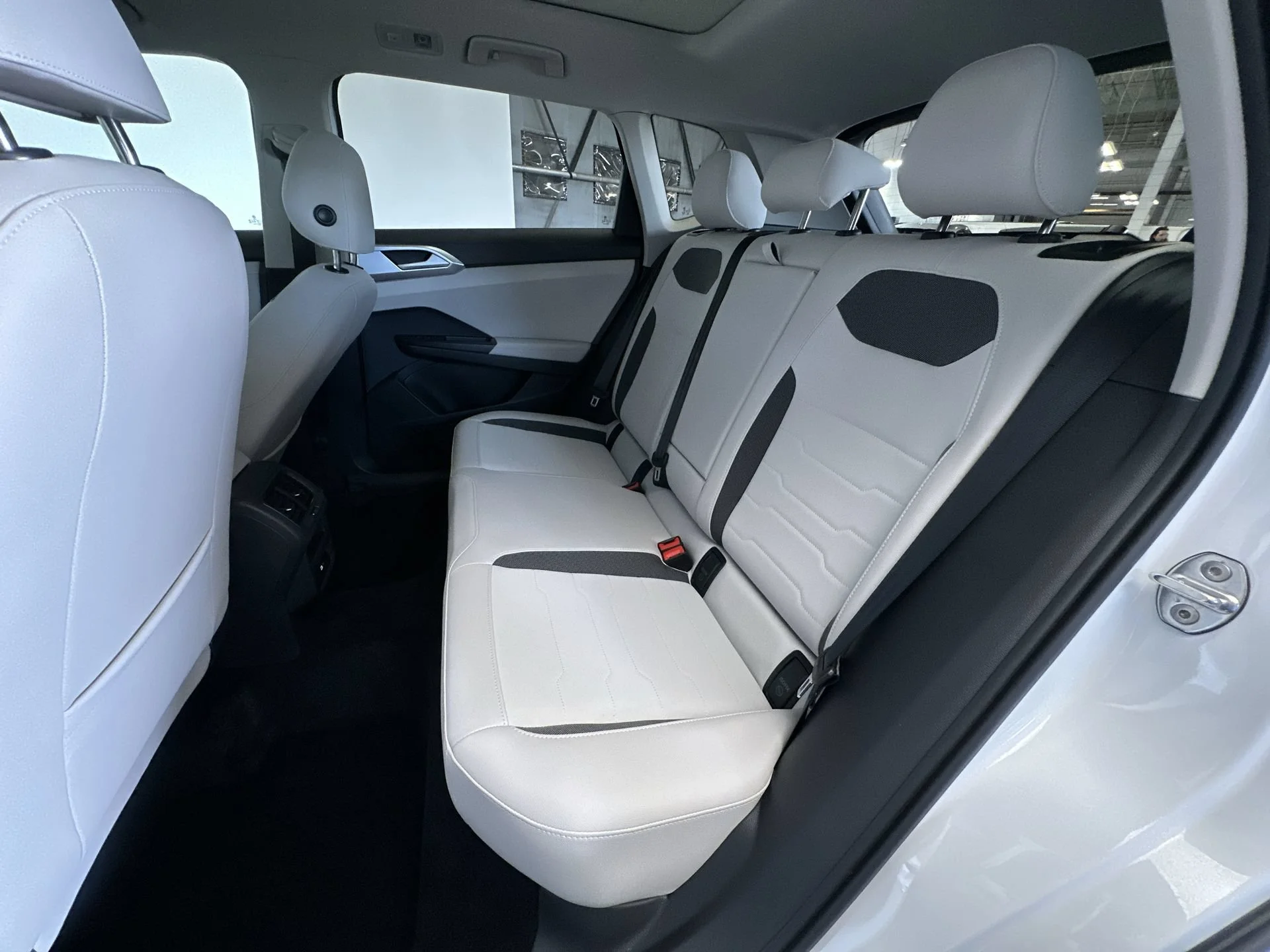 Used 2025 Pure White Volkswagen SE image 22