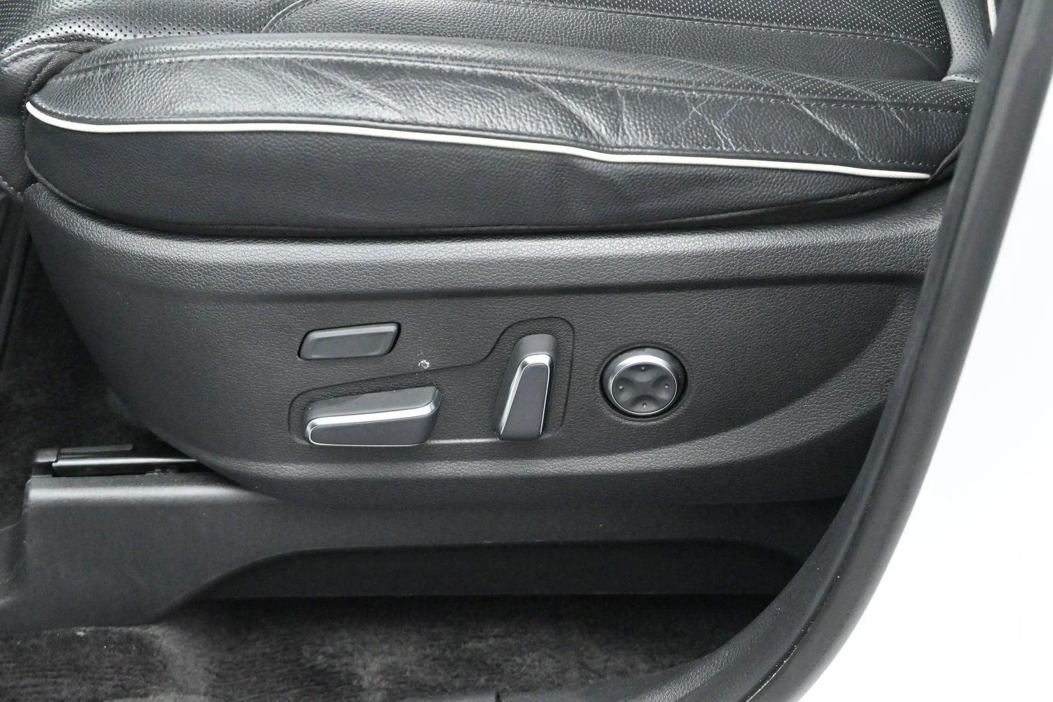 Used 2023 Hyper White Hyundai Limited image 16