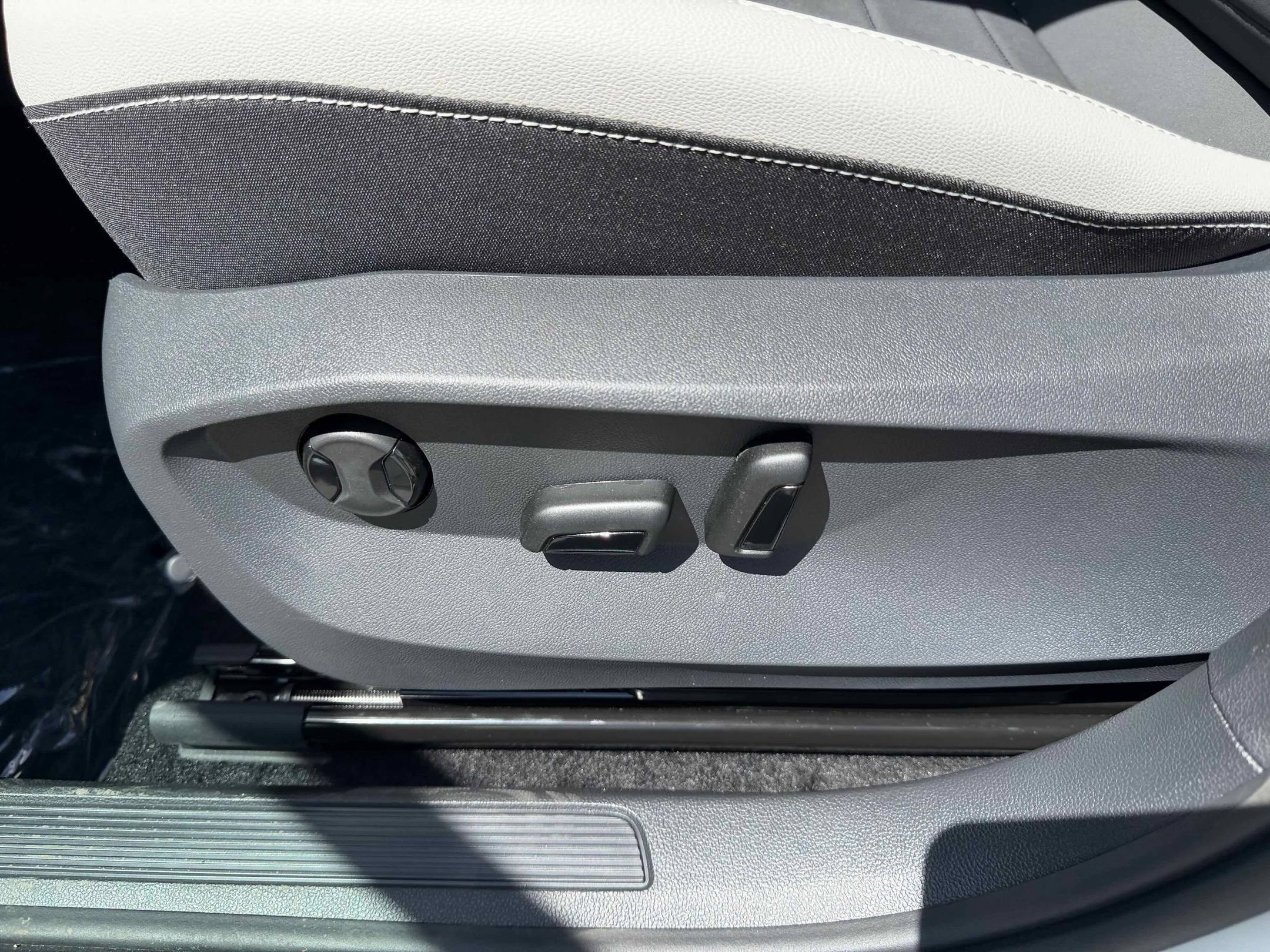 New 2026 Pure White Volkswagen SE image 15