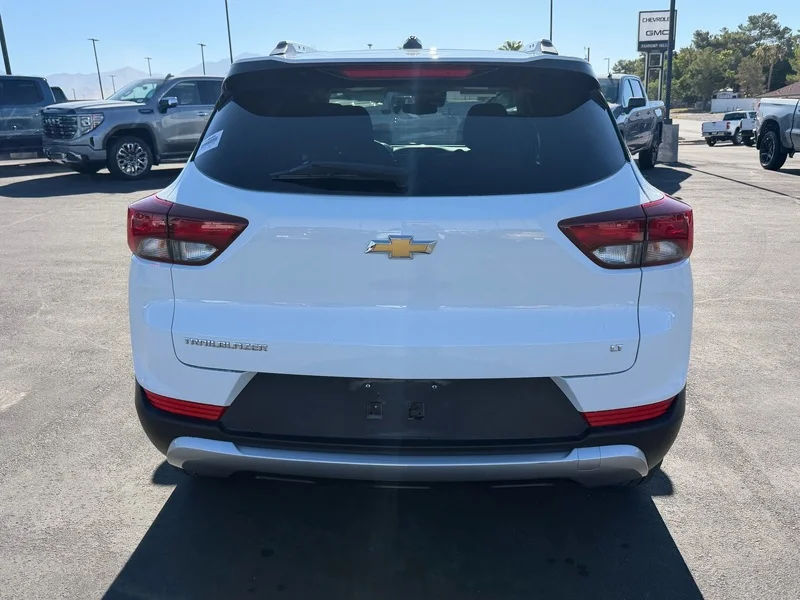 Used 2023 SUMMIT WHITE Chevrolet LT image 4