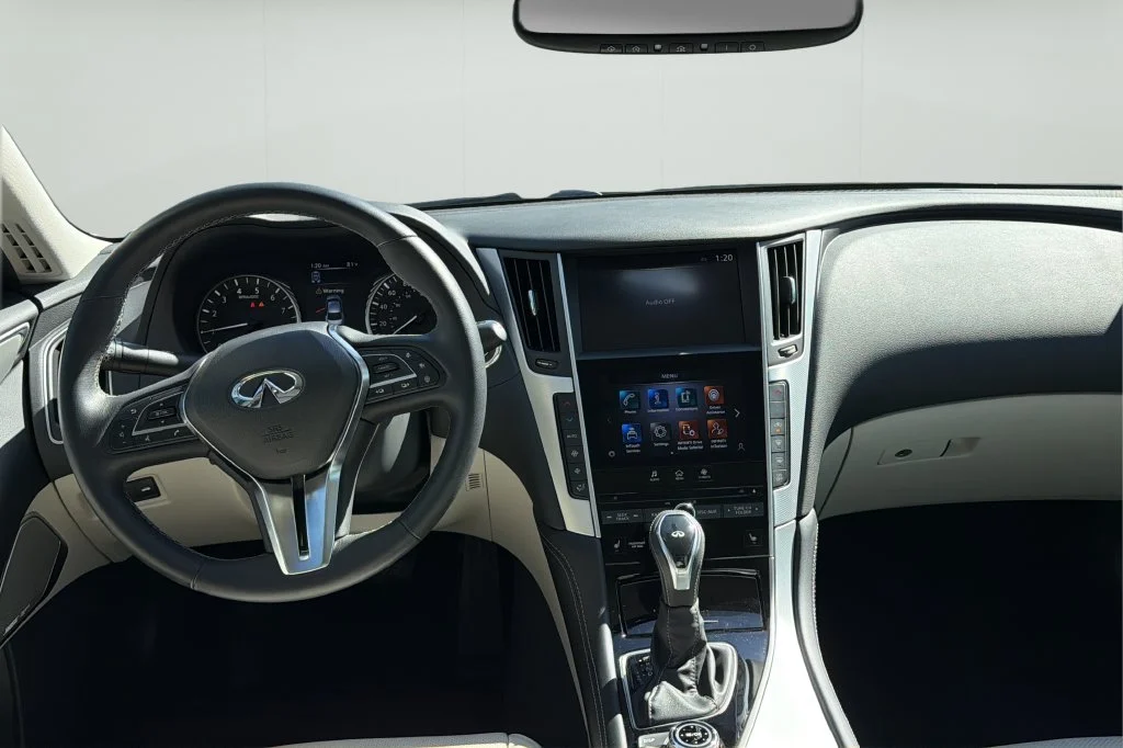 Used 2023 White INFINITI LUXE image 19