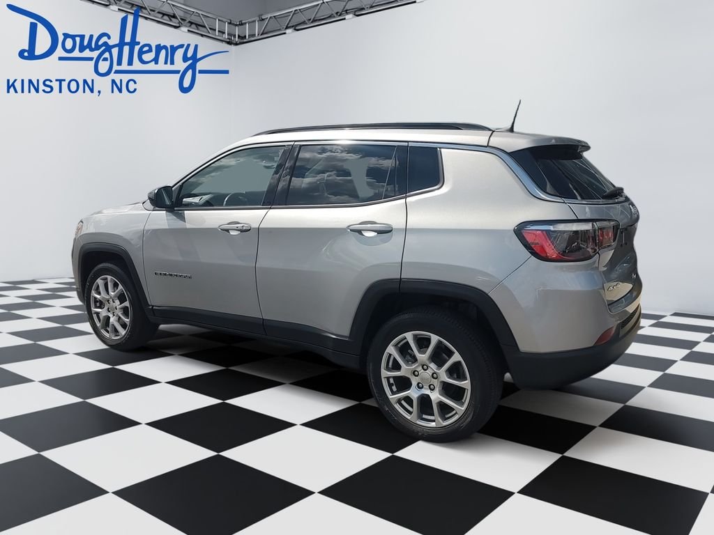 Used 2022 Silver Jeep Latitude Lux image 3