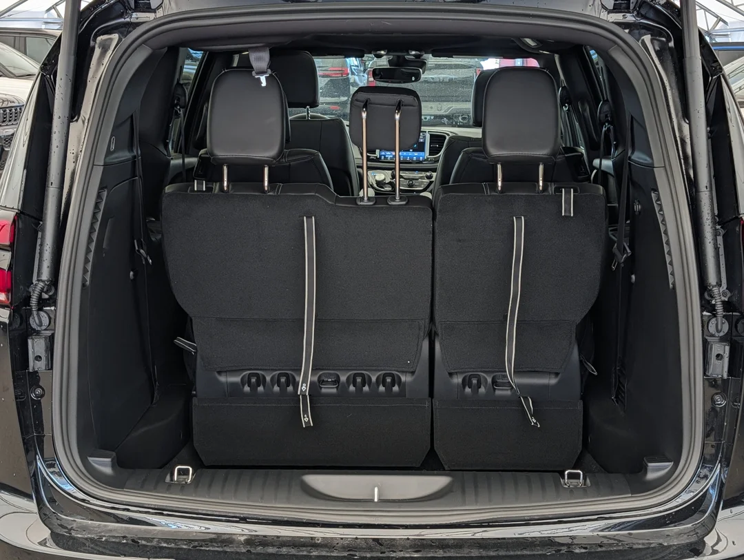New 2027 Black Chrysler Select - - AWD - 3.6L Pentastar V6 - Adaptive Cruise Control - Blind Spot Monitor & More! image 29