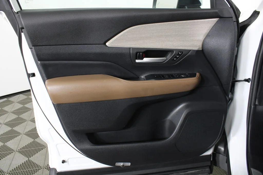 Used 2024 Pearl Toyota Platinum image 12