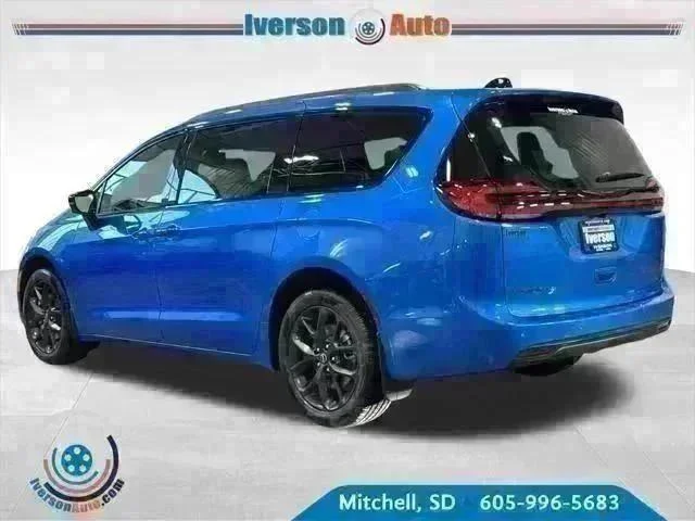 New 2026 Hydro Blue Pearl-Coat Exterior Paint Chrysler Select image 5