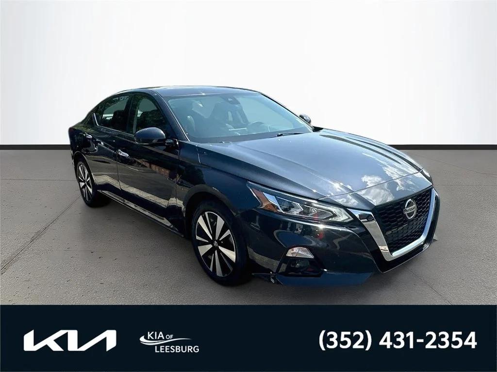 Used 2020 Blue Nissan 2.5 SV image 1