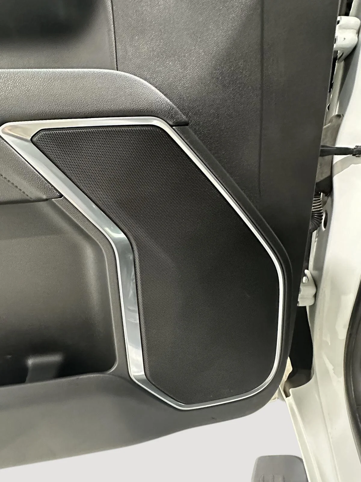 Used 2025 Summit White GMC SLE image 19
