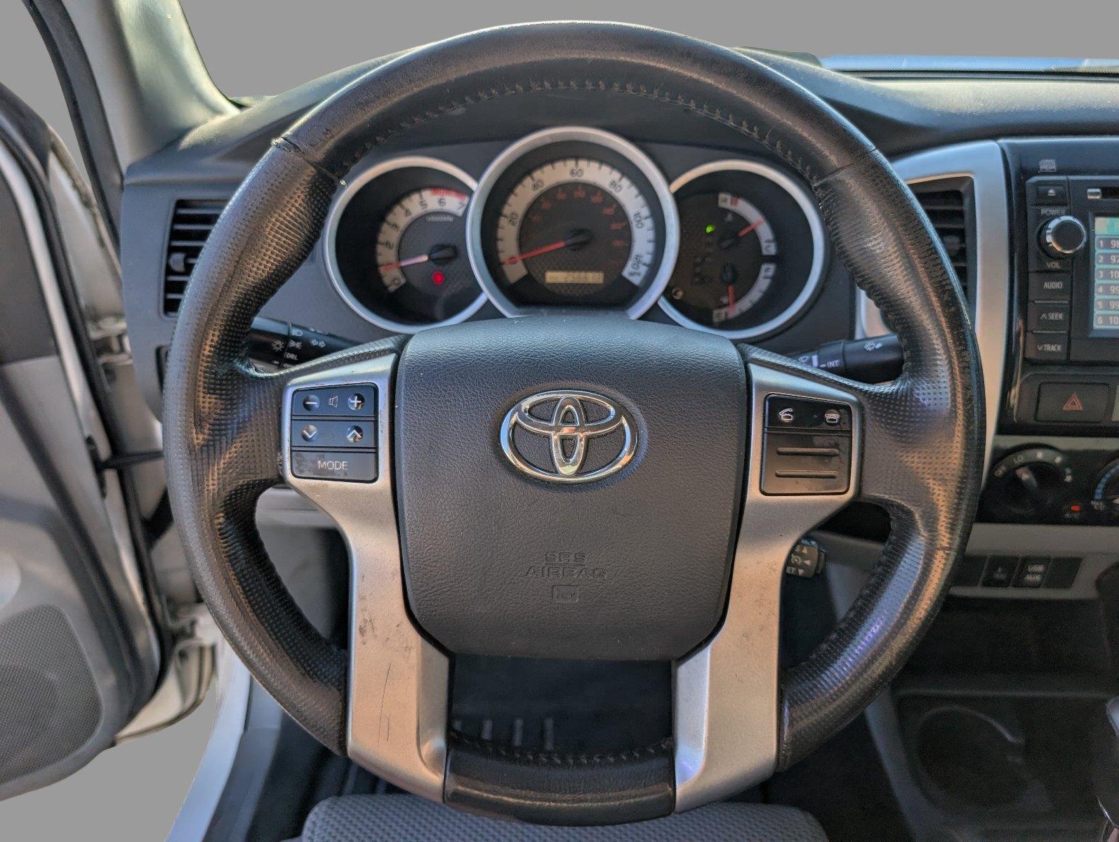 Used 2013 Super White Toyota Double Cab V6 4WD image 27