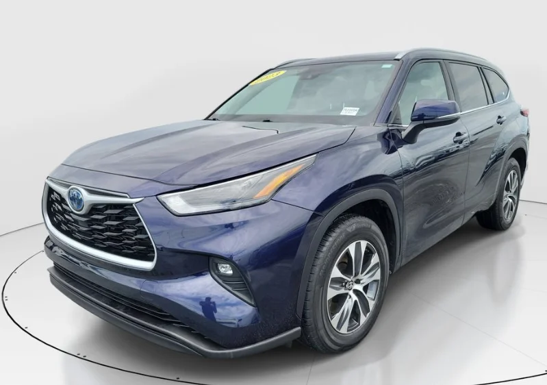 Used 2023  Toyota XLE image 3