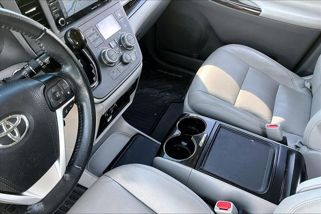 Used 2020 White Toyota XLE Premium image 17