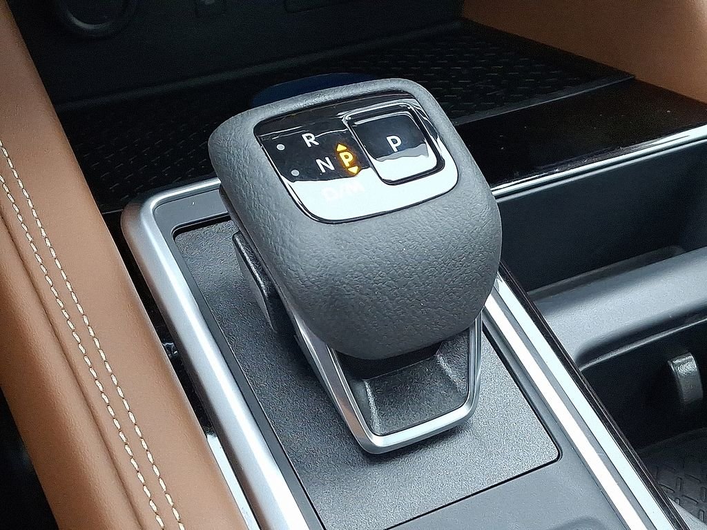 New 2026 Boulder Gray Pearl / Super Black Two-tone Nissan Platinum image 8
