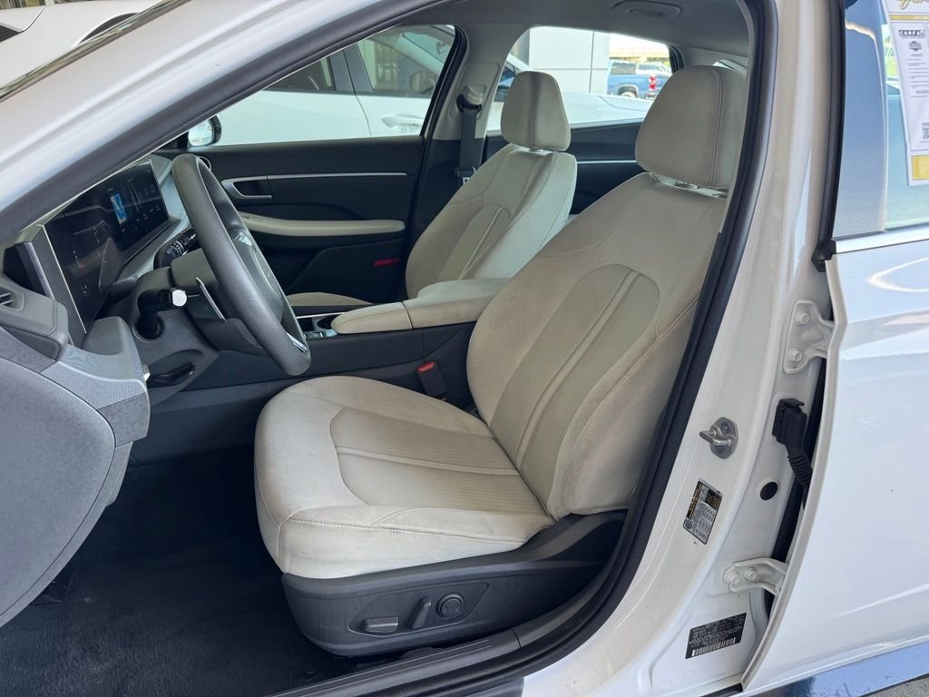 Used 2025 White Hyundai SEL image 14