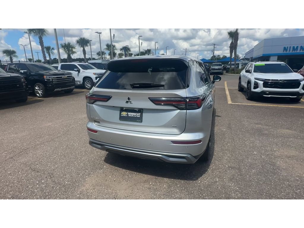 Used 2025 Silver Mitsubishi SE image 3