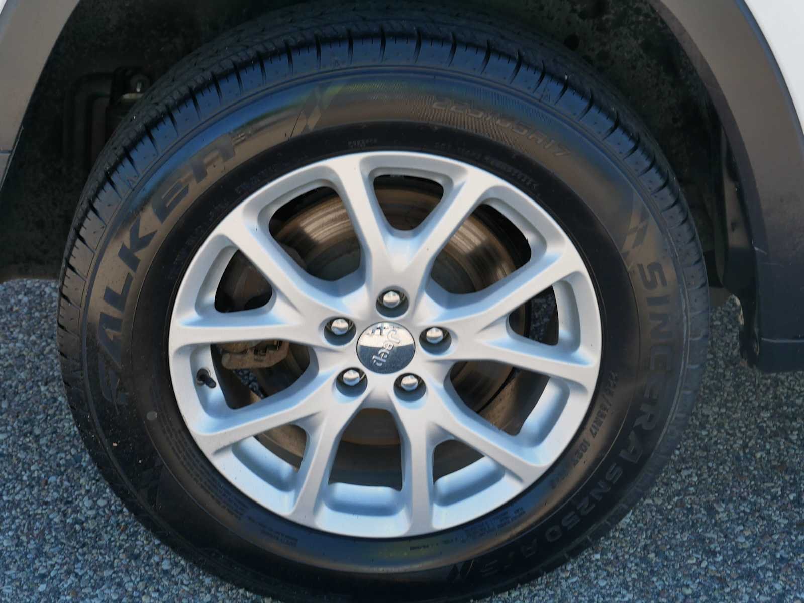 Used 2015 Bright White Clearcoat Jeep Latitude image 5