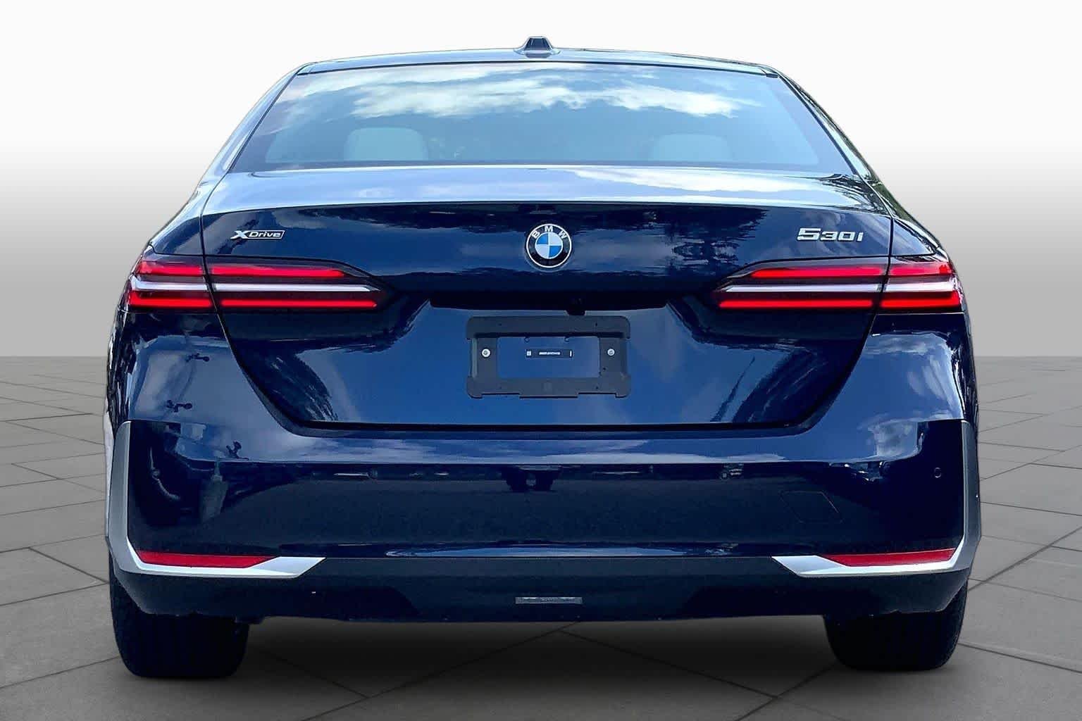 New 2027 Tanzanite Blue II Metallic BMW 530i xDrive image 4