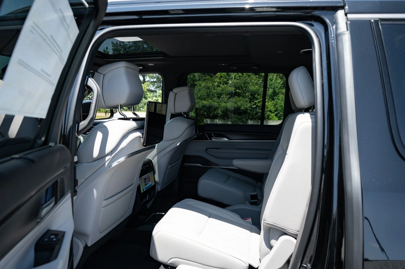 New 2026 High Gloss Black Exterior Paint Jeep Summit Obsidian image 34