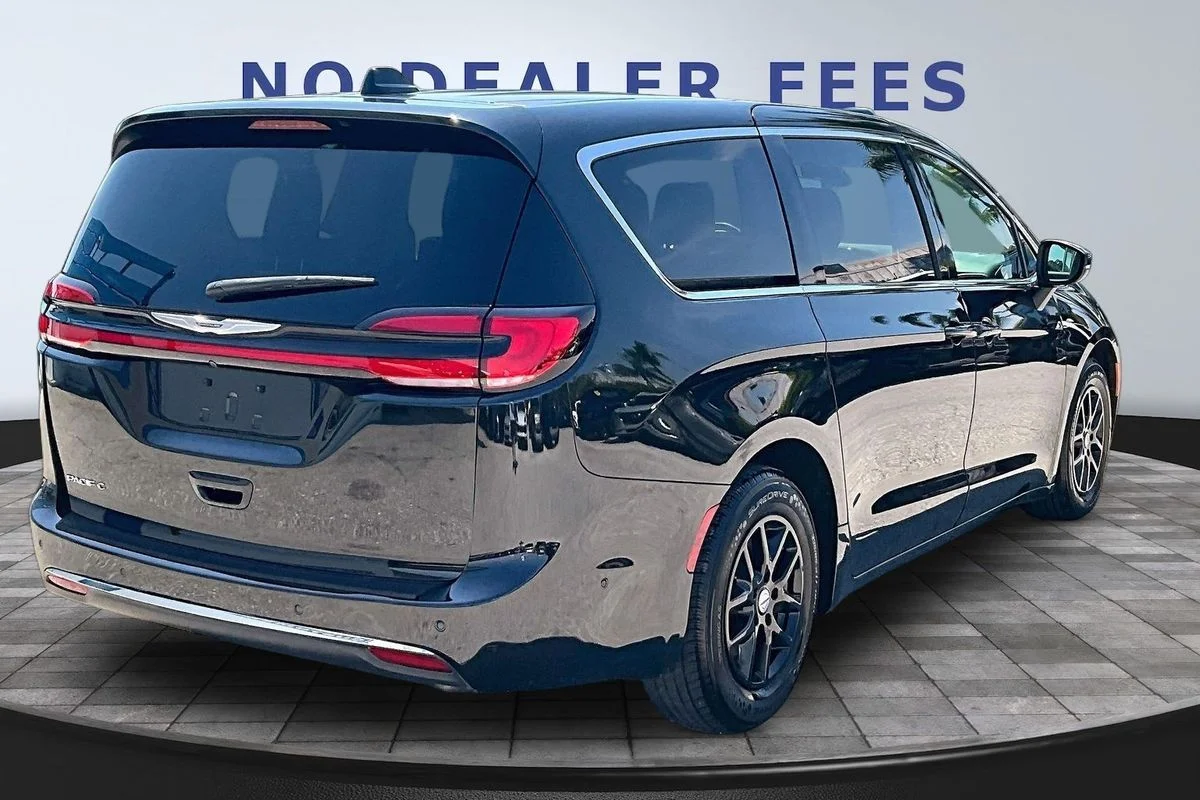 Used 2023 Black Chrysler Touring L image 6