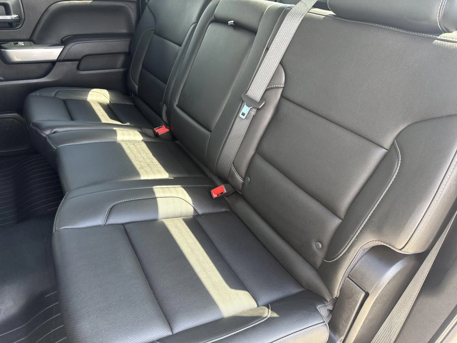 Used 2018 IRIDESCENT PEARL TRICOAT Chevrolet LTZ image 31