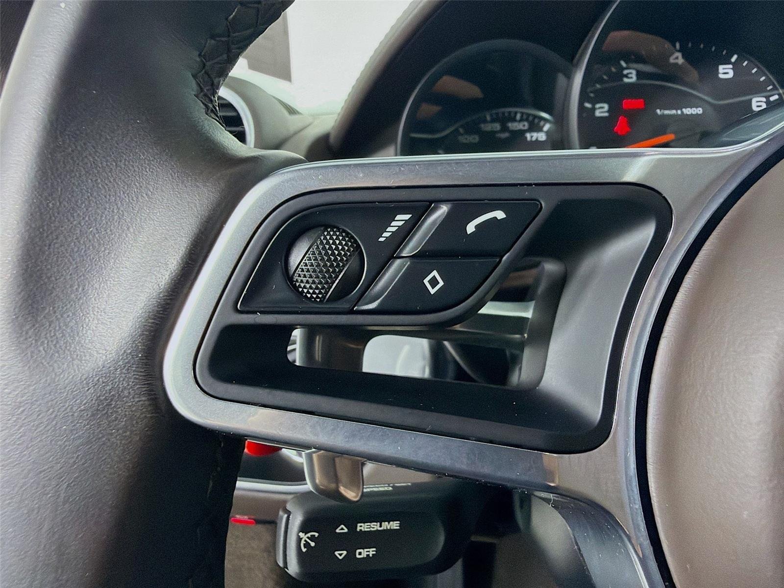 Used 2022  Porsche  image 12