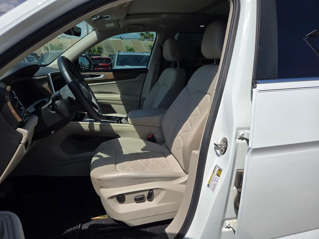 Used 2024 White Volkswagen 2.0T SE w/Technology image 9