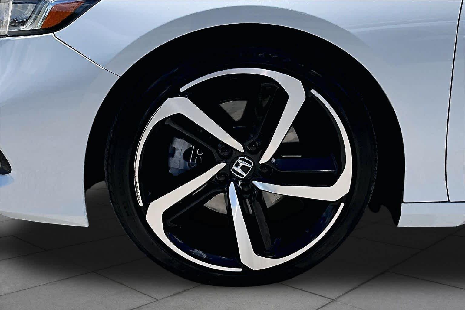 Used 2022 Platinum White Pearl Honda Sport SE image 11