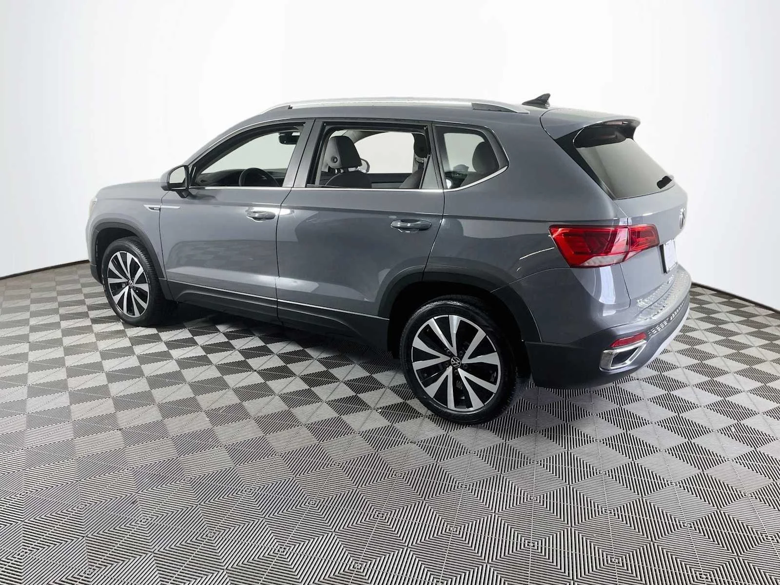 Used 2023 Gy Volkswagen SE image 6