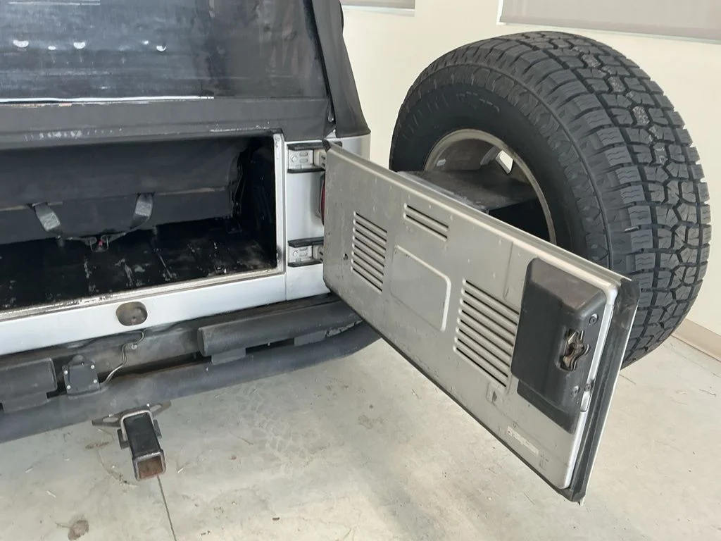 Used 2005 Bright Silver Metallic Clearcoat Jeep X image 17