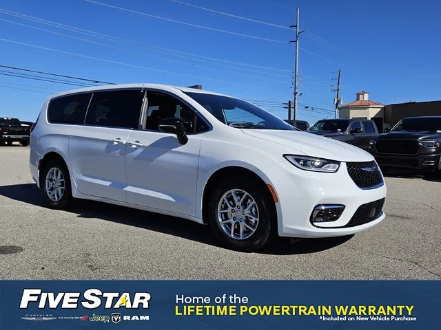 2026 Chrysler Pacifica Select's photo