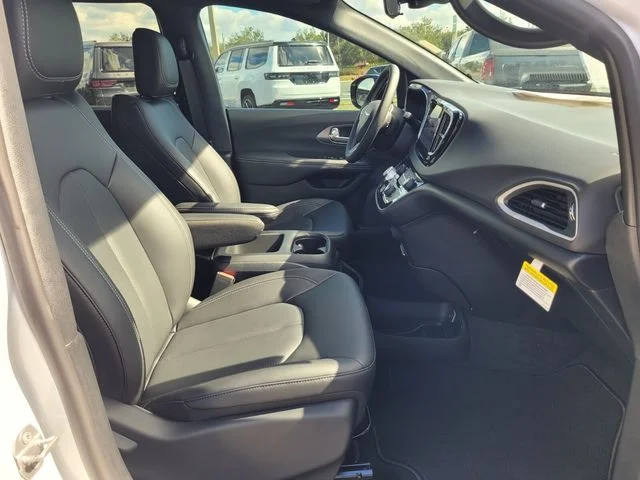 2026 Chrysler Voyager LX - Photo 18