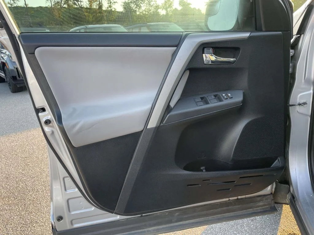 Used 2016 Silver Sky Metallic Toyota XLE image 5