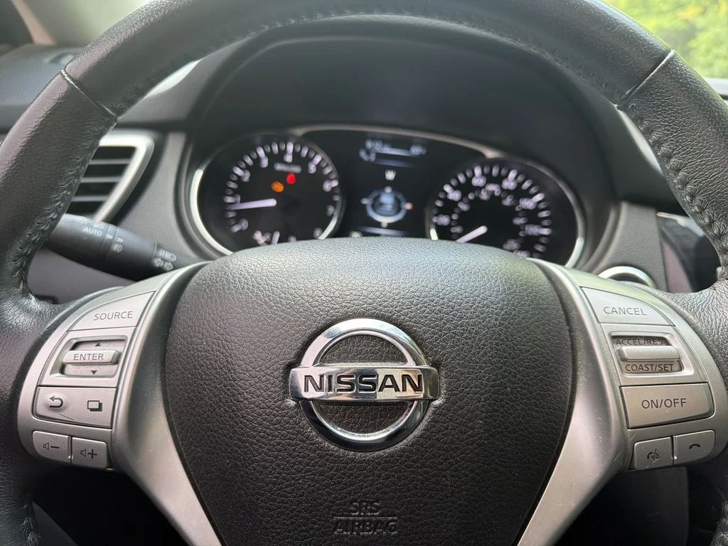Used 2016 Blue Nissan SL image 11
