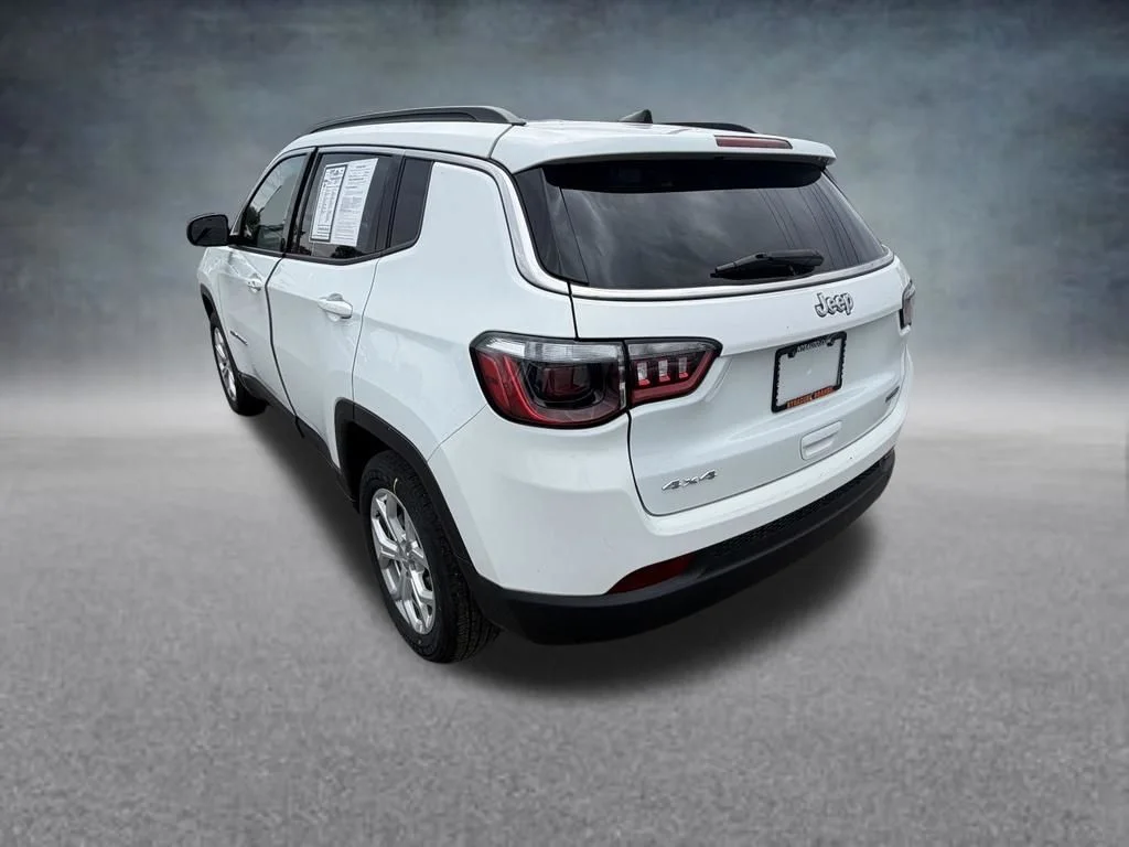 Used 2024 White Jeep Latitude image 3